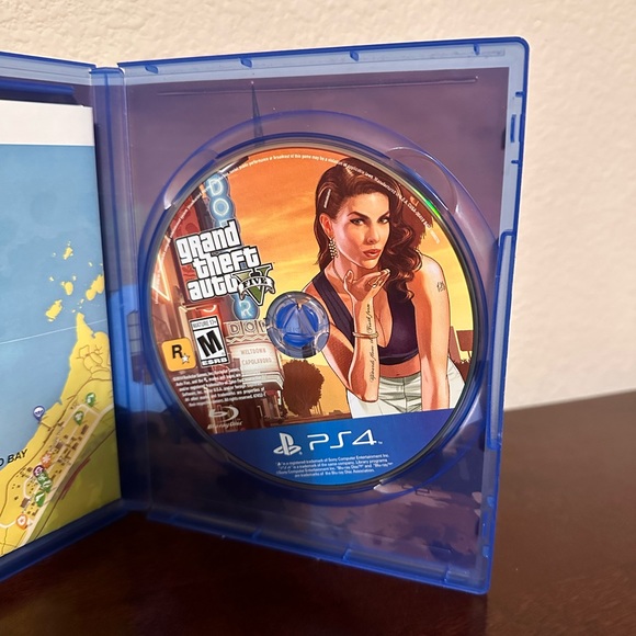 Grand theft auto 5 for PS4. Excellent condition with no scratches - Picture 3 of 4